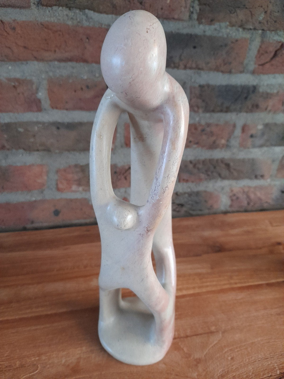 kunstwerk beeld natuursteen crèmekleurig 32 cm hoog, Groep mensen, Ophalen of Verzenden, Handgemaakt, Steen of Keramiek