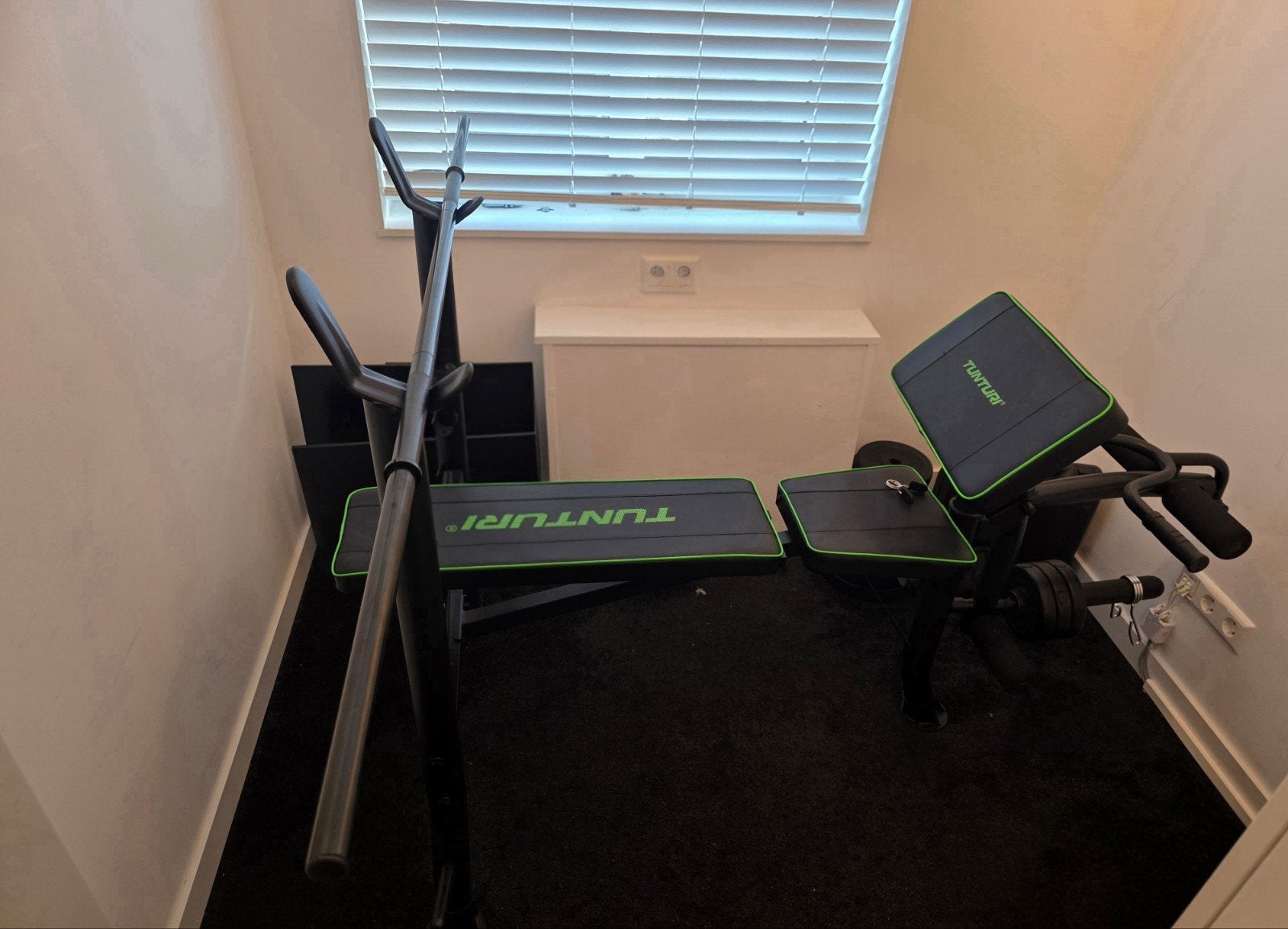 Tunturi fitnessbank met halterstang en gewichten, Sport en Fitness, Fitnessmaterialen, Ophalen, Zo goed als nieuw, Armen, Fitnessbank
