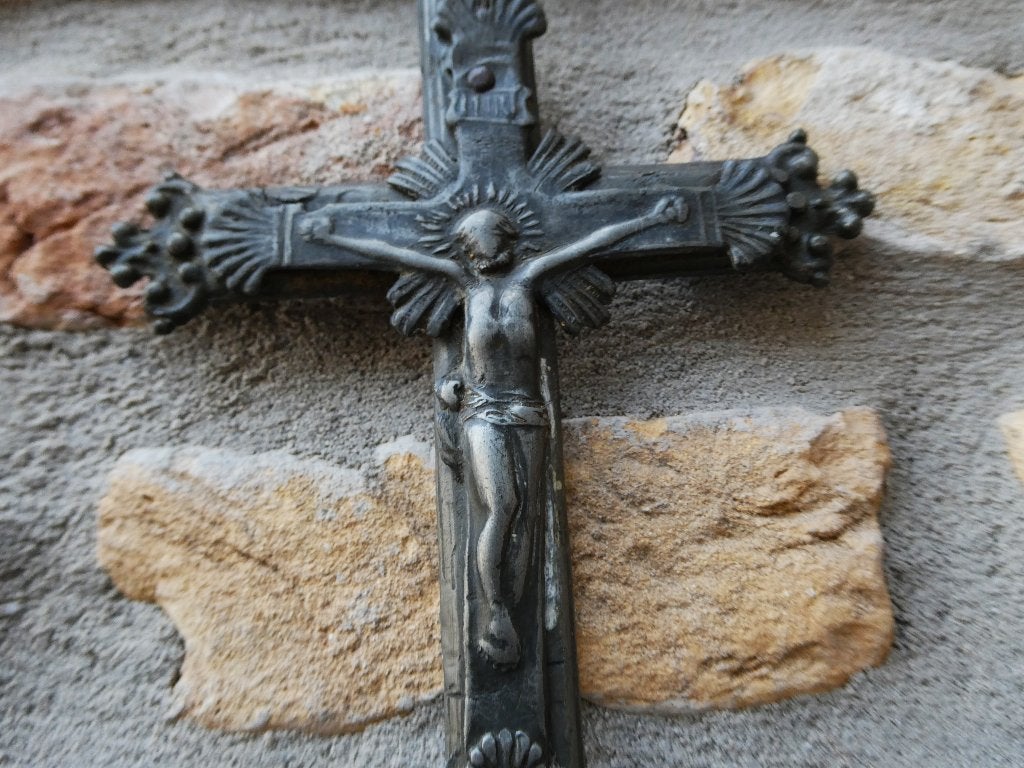 Tinnen wijwaterbakje met crucifix corpus Jezus ca. 1850 tin, Ophalen of Verzenden