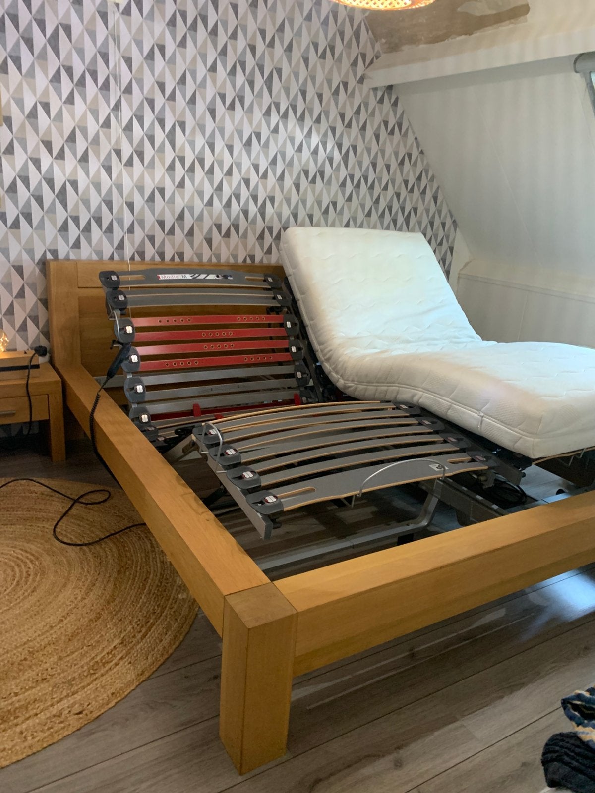 180 elektrisch massief eiken bed met nachtkastjes, Ophalen, Beige, Tweepersoons, 180 cm