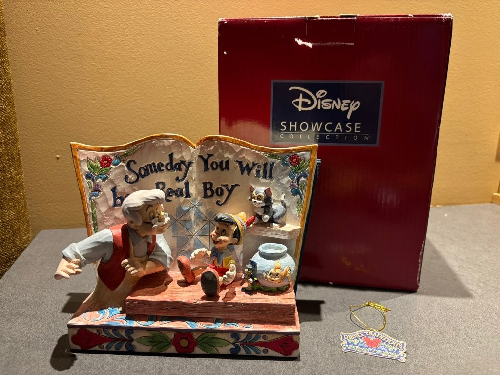Disney Traditions beeld - Pinocchio storybook, Verzamelen, Disney, Ophalen of Verzenden, Overige figuren, Zo goed als nieuw, Beeldje of Figuurtje
