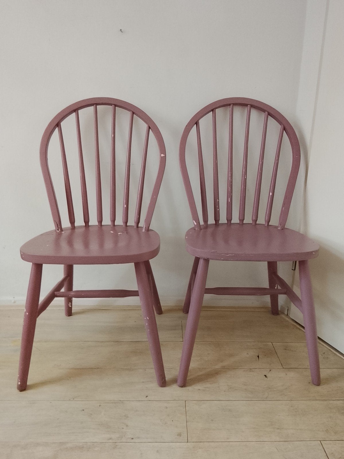 Set van 2 roze houten spijlen  stoelen - vintage retroGebrui, Ophalen, Gebruikt, Twee, Overige kleuren