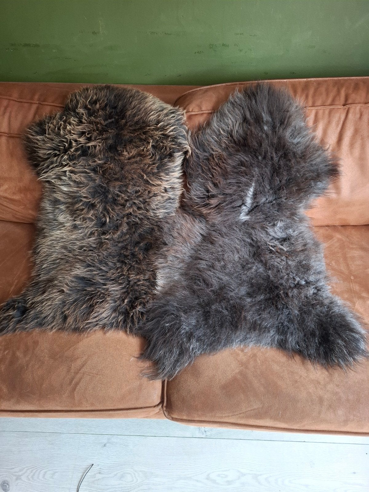 (27) Twee schapenvachten - Bruin, 100 cm, Overige kleuren, Ophalen of Verzenden, Zo goed als nieuw
