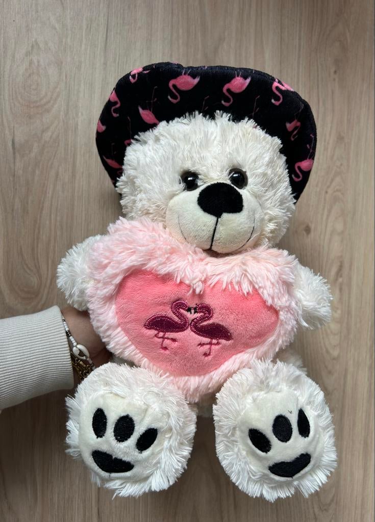 Nieuwe Beer knuffel met flamingo hart en hoed, Beer, Nieuw, Ophalen of Verzenden, Met kleding of accessoire