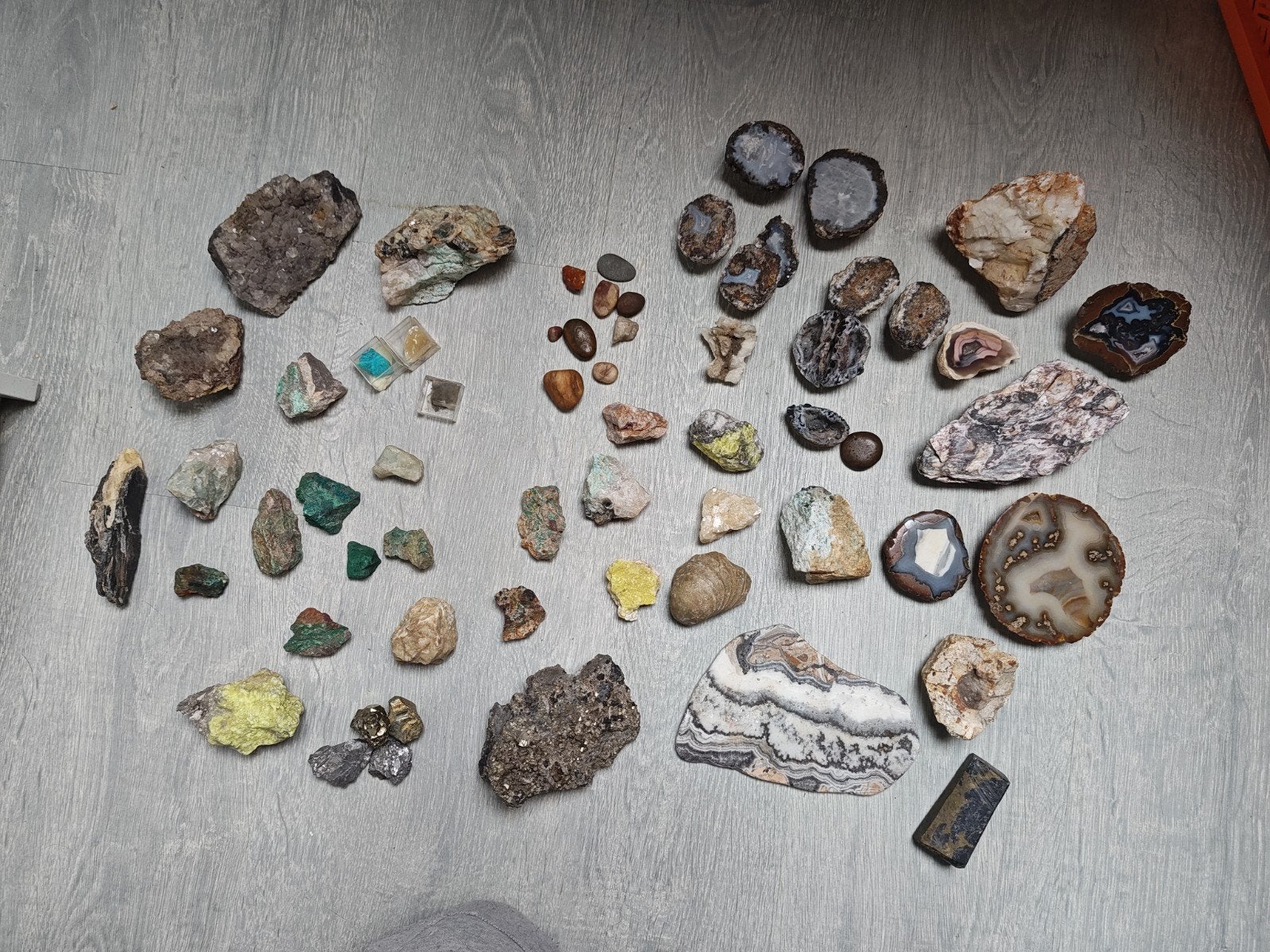 Diverse edelstenen en versteent hout, Ophalen