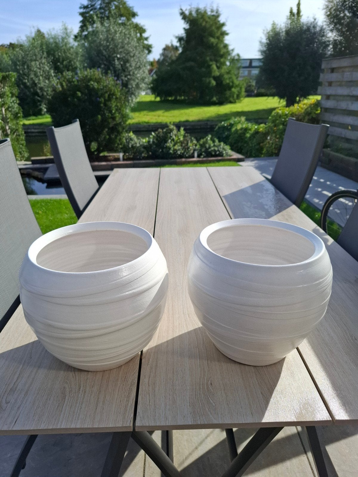 2 grote witte bloempotten, Rond, Binnen, Minder dan 40 cm, Aardewerk