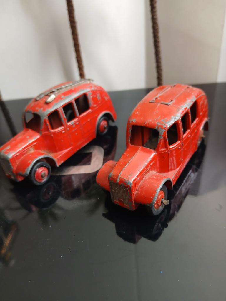 2x verschillende bodemplaten  brandweerwagen.  Dinky toys, Ophalen of Verzenden, Auto, Dinky Toys