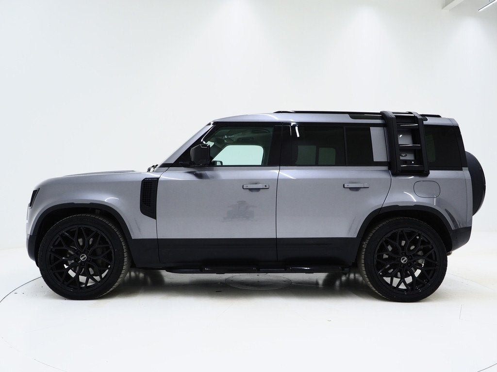 Land Rover Defender 110 2.0 P400e Urban Look | Panoramadak |, Auto's, Land Rover, Automaat, 404 pk, Gebruikt, Zwart