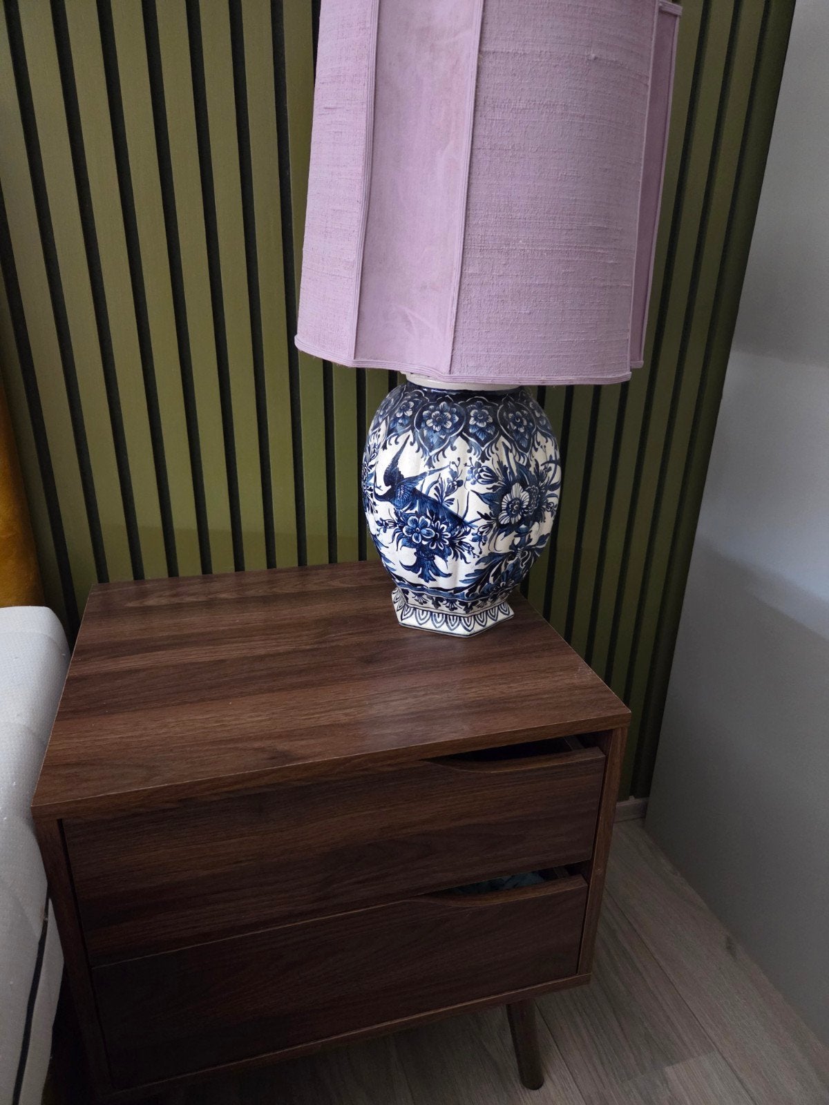 Tafellamp met blauw-wit keramische voet en paarse kap, Ophalen