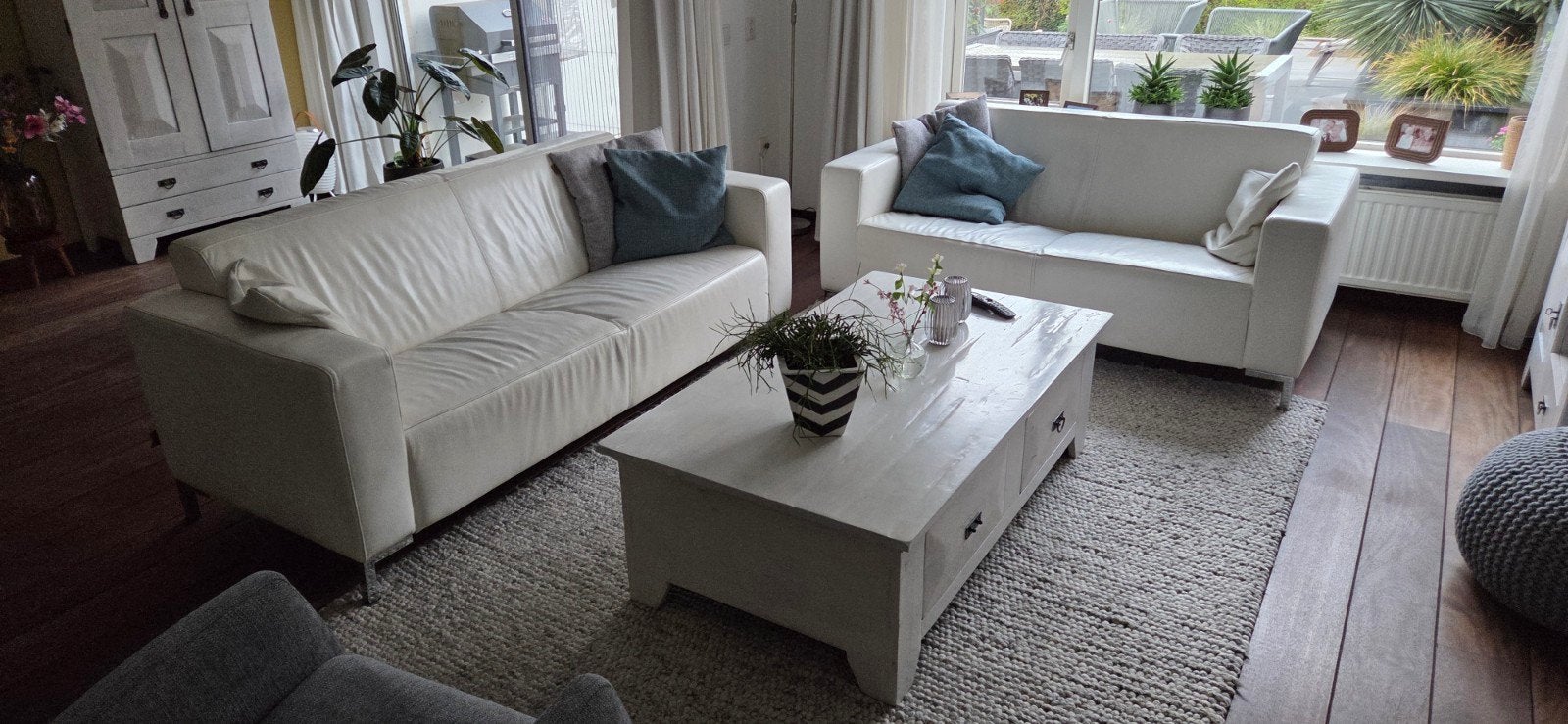 Wit lederen bankstellen en houten salontafel, Huis en Inrichting, Banken | Bankstellen, Gebruikt, 75 tot 100 cm, Ophalen