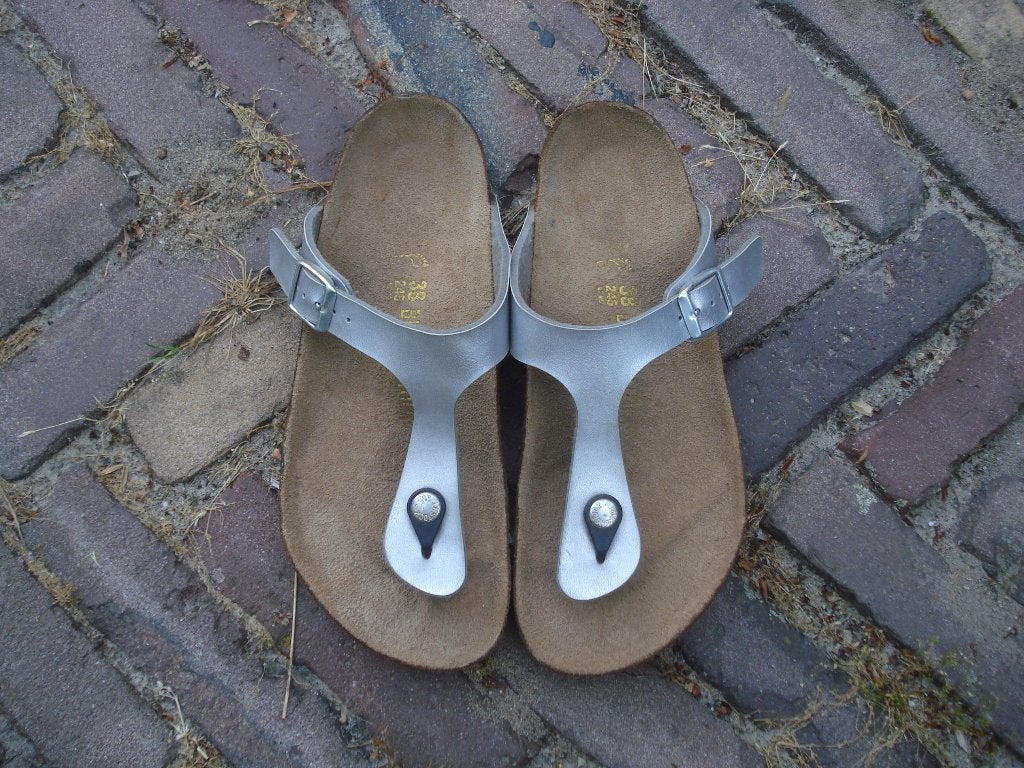 BIRKENSTOCK GIZEH ZILVER 38 NU GRATIS VERZENDING PER POST, Kleding | Dames, Schoenen, Slippers, Overige kleuren, Verzenden, Zo goed als nieuw