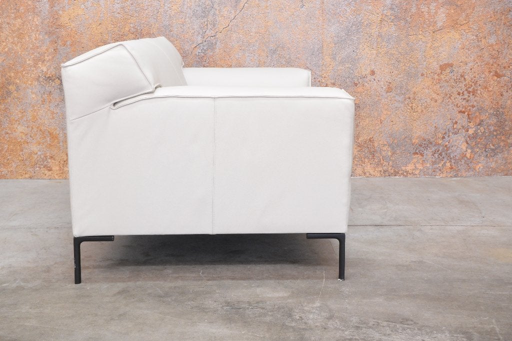 NIEUWbeklede witte leren Design on Stock Bloq loveseat, Huis en Inrichting, Banken | Bankstellen, Eenpersoons, Design on Stock