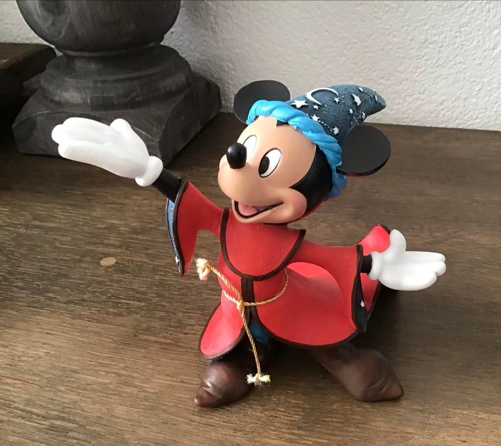 Mickey Mouse Tovernaarsleerling Beeldje - Origineel met doos, Ophalen of Verzenden, Mickey Mouse, Zo goed als nieuw, Beeldje of Figuurtje