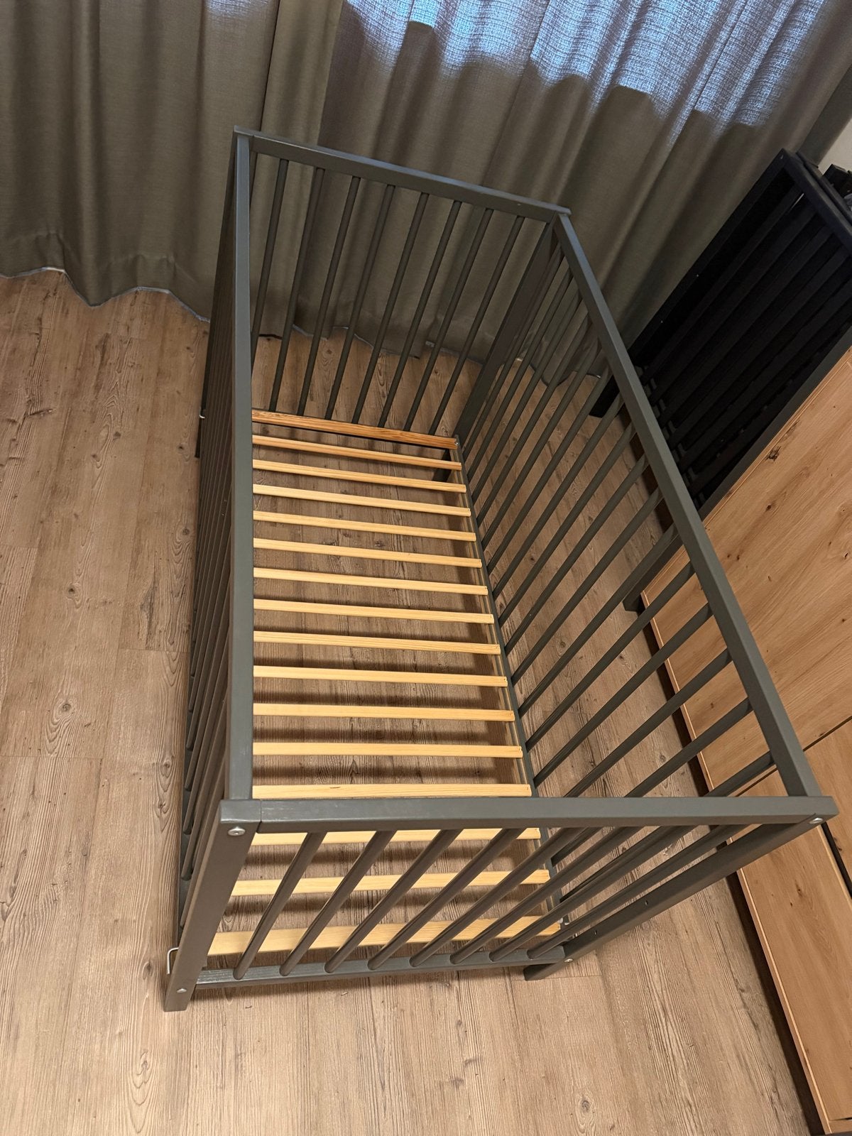 Grijs ledikant met lattenbodem 66x120x80 BxLxH, Ophalen, Gebruikt, Ledikant