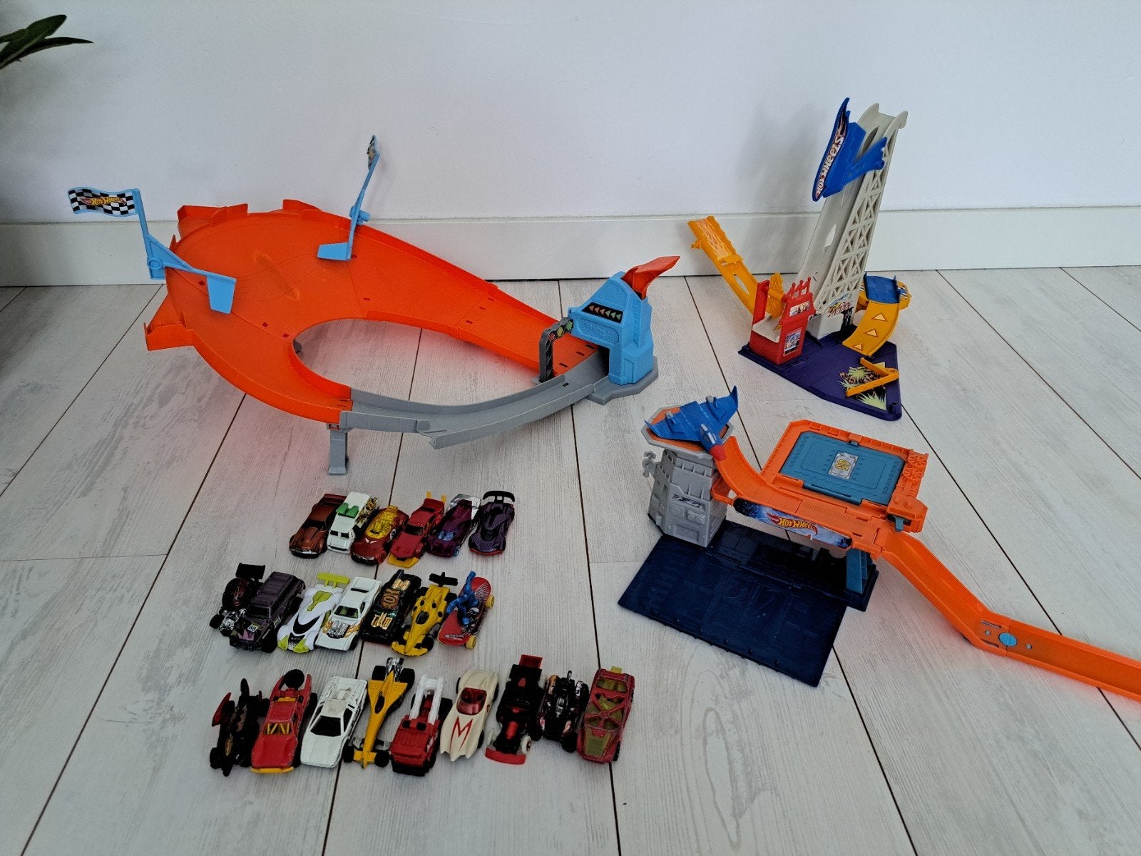 Hot Wheels 3 sets en 22 auto's, Ophalen, Hot Wheels, Handmatig, Racebaan