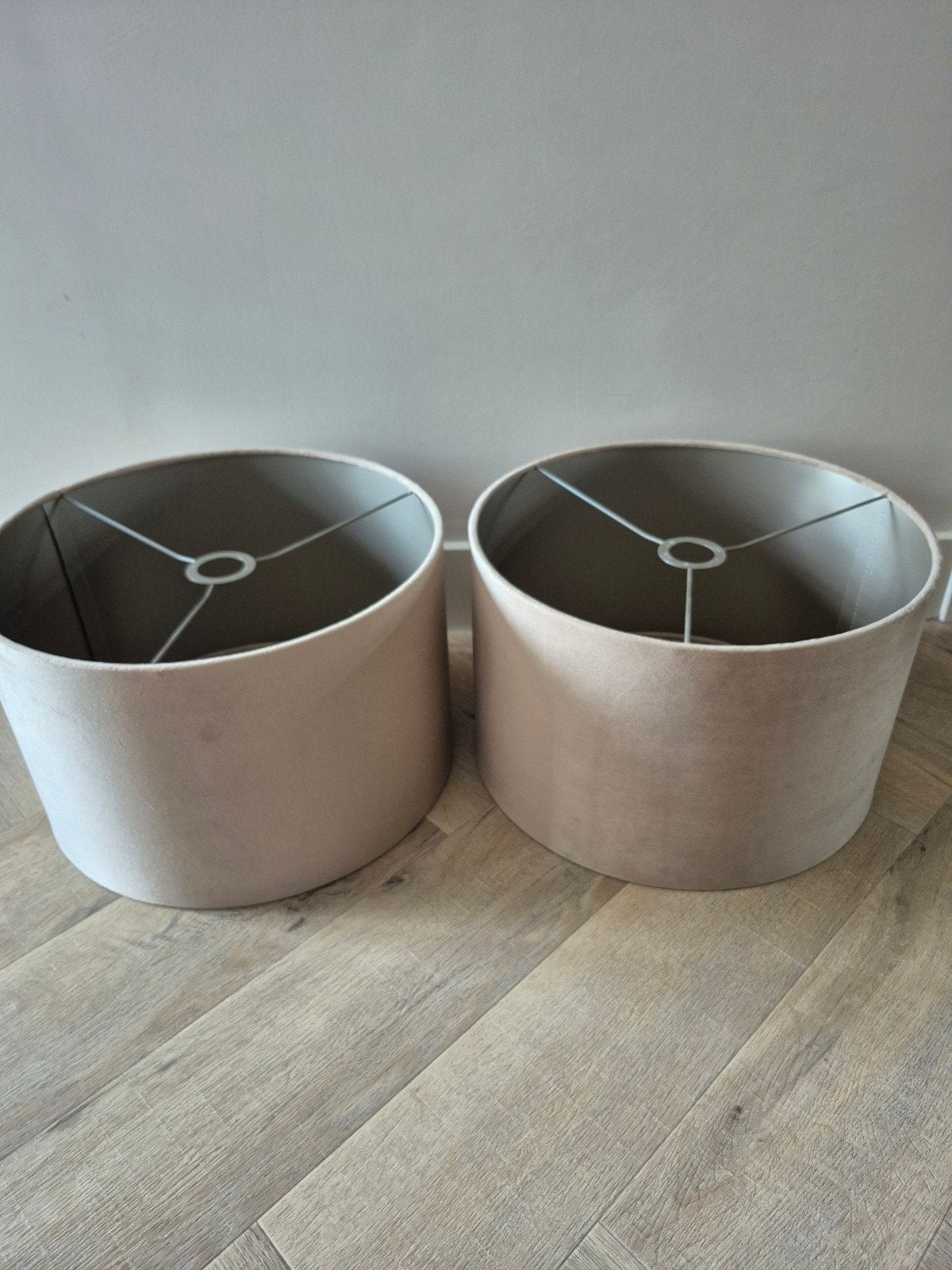2 goudkleurige/beige velvet/velours stoffen lampenkap, Huis en Inrichting, Rond, 25 cm, Zo goed als nieuw, Overige materialen