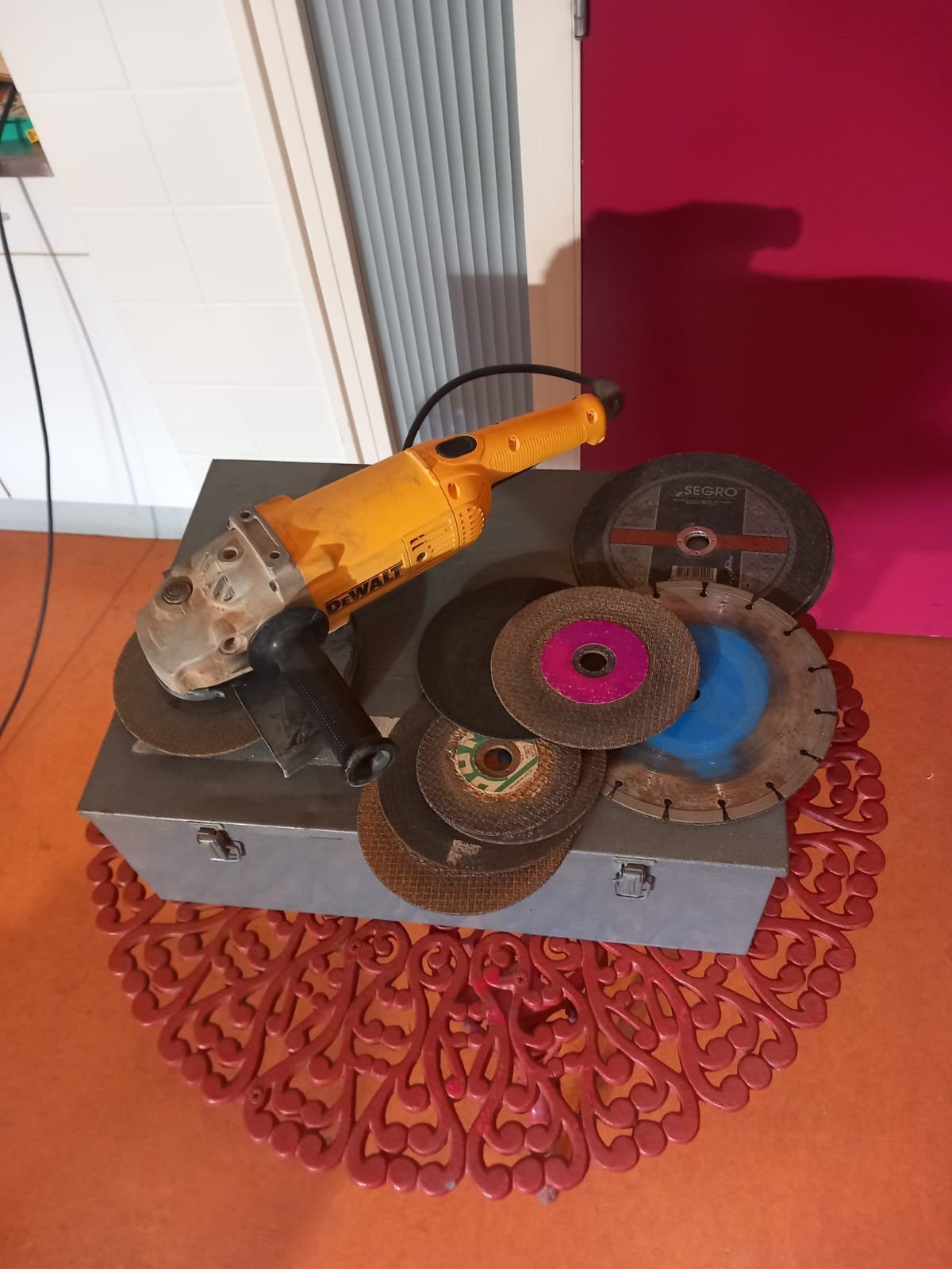 DeWalt D28400-QS Haakse Slijper 230 mm 2000W, Doe-het-zelf en Verbouw, Gereedschap | Slijpmachines, Ophalen, Gebruikt, 1000 watt of meer