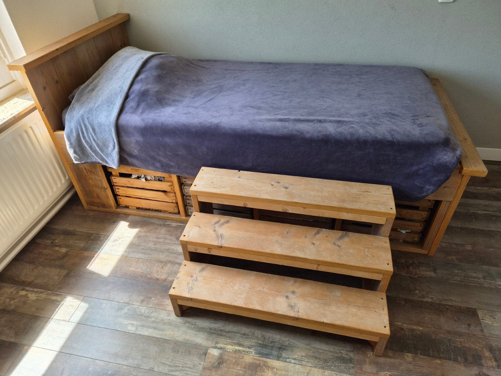 Steigerhouten eenpersoonsbed met opbergruimte en trapje, Huis en Inrichting, Ophalen, Eenpersoons, Bruin, 210 cm