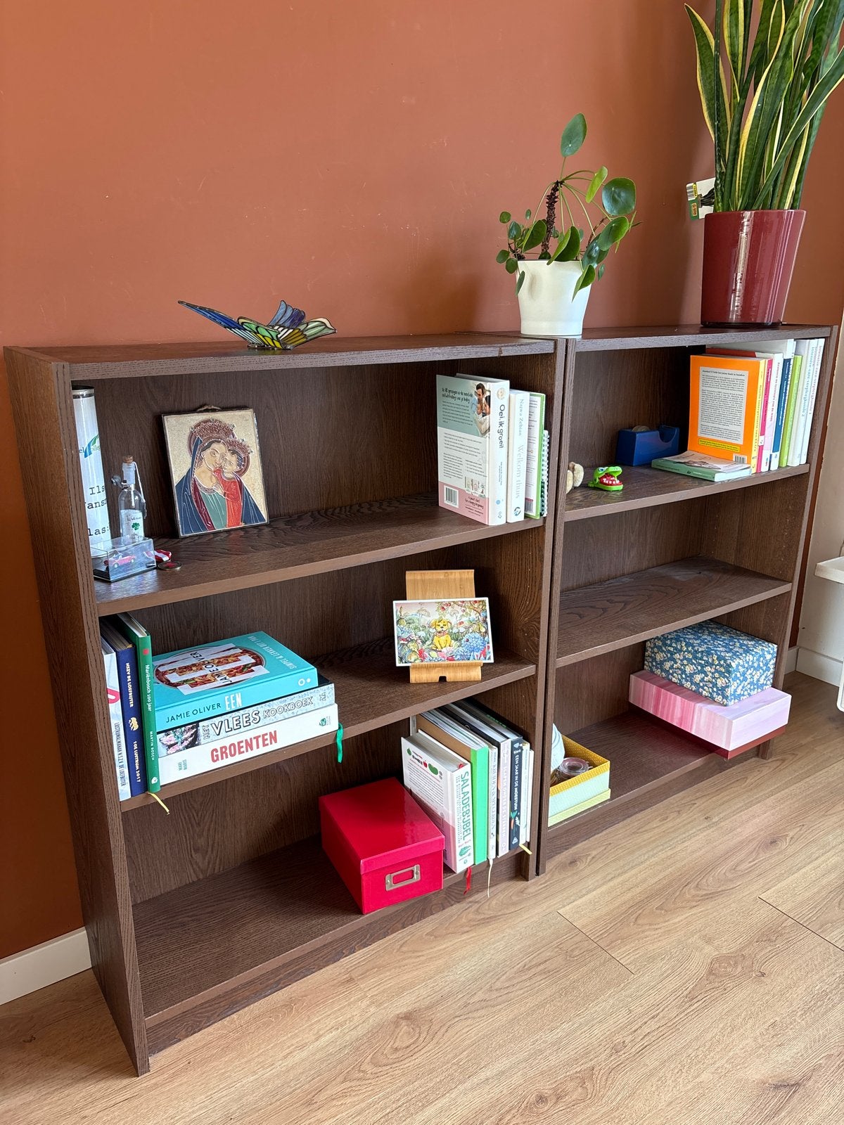 Twee donkerbruine Ikea Billy boekenkasten (laag), Ophalen, Met plank(en), Gebruikt, 100 tot 150 cm