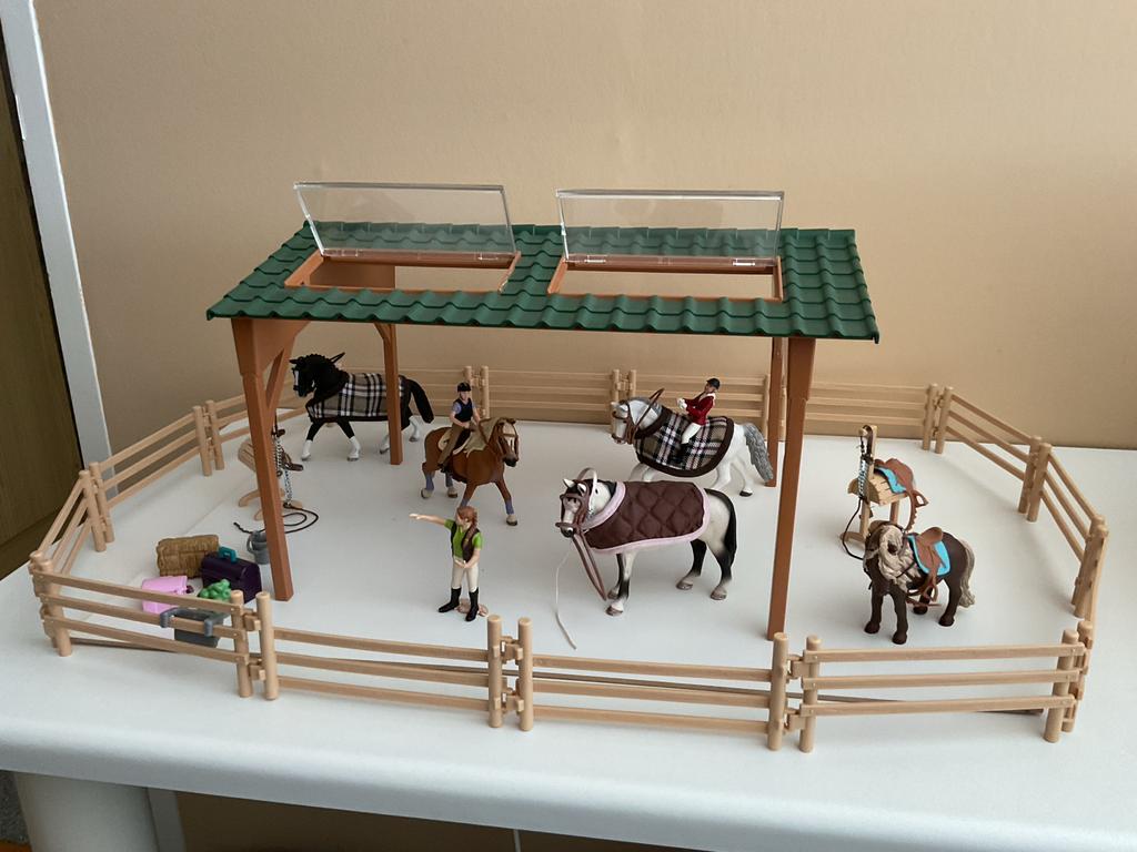 Schleich paarden set met overkapping, hekwerk en accessoires, Ophalen of Verzenden, Zo goed als nieuw, Jongen of Meisje