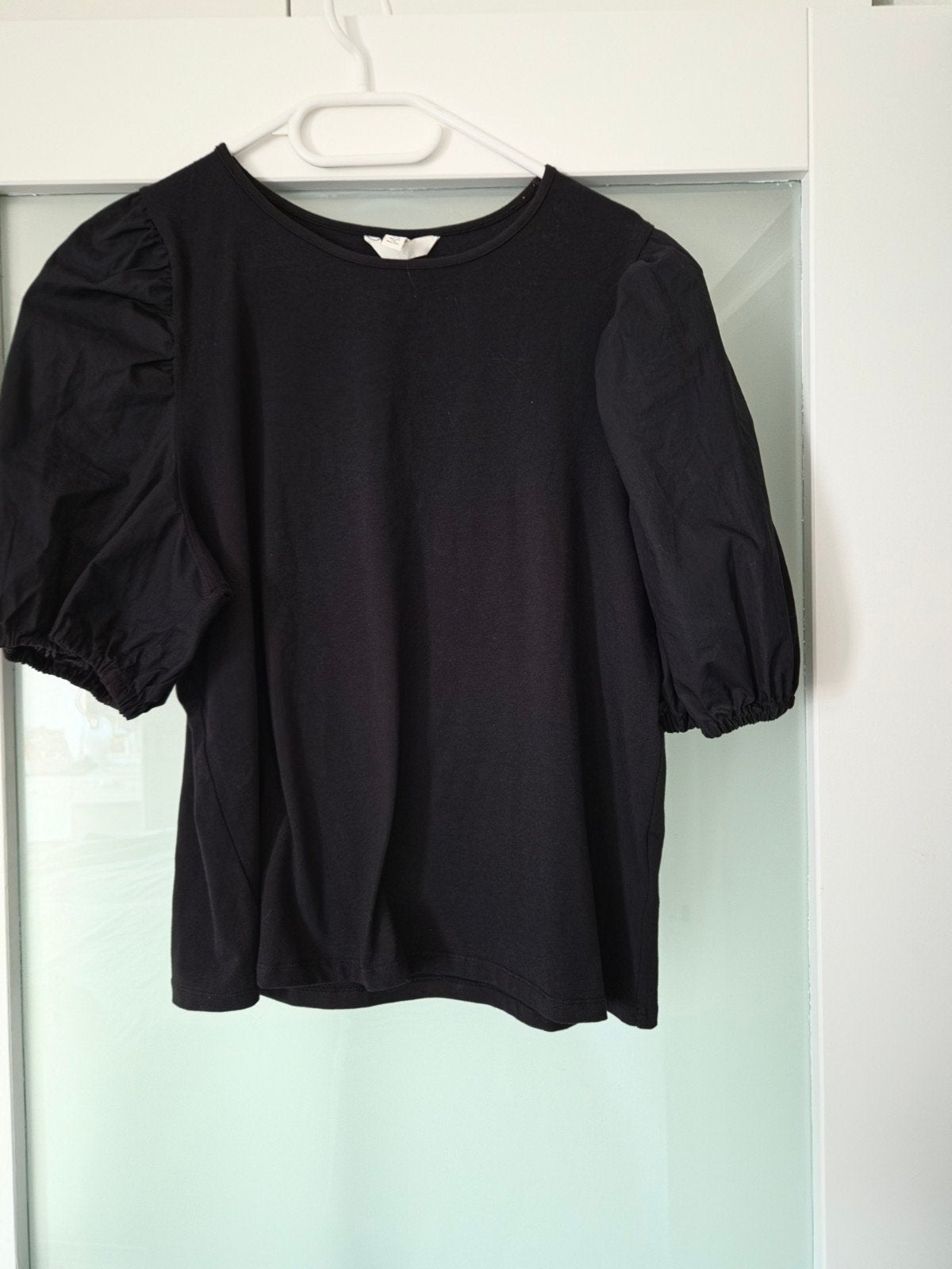 Zwart shirt van H&M, Kleding | Dames, Tops, Ophalen of Verzenden, Zo goed als nieuw, Zwart, Korte mouw