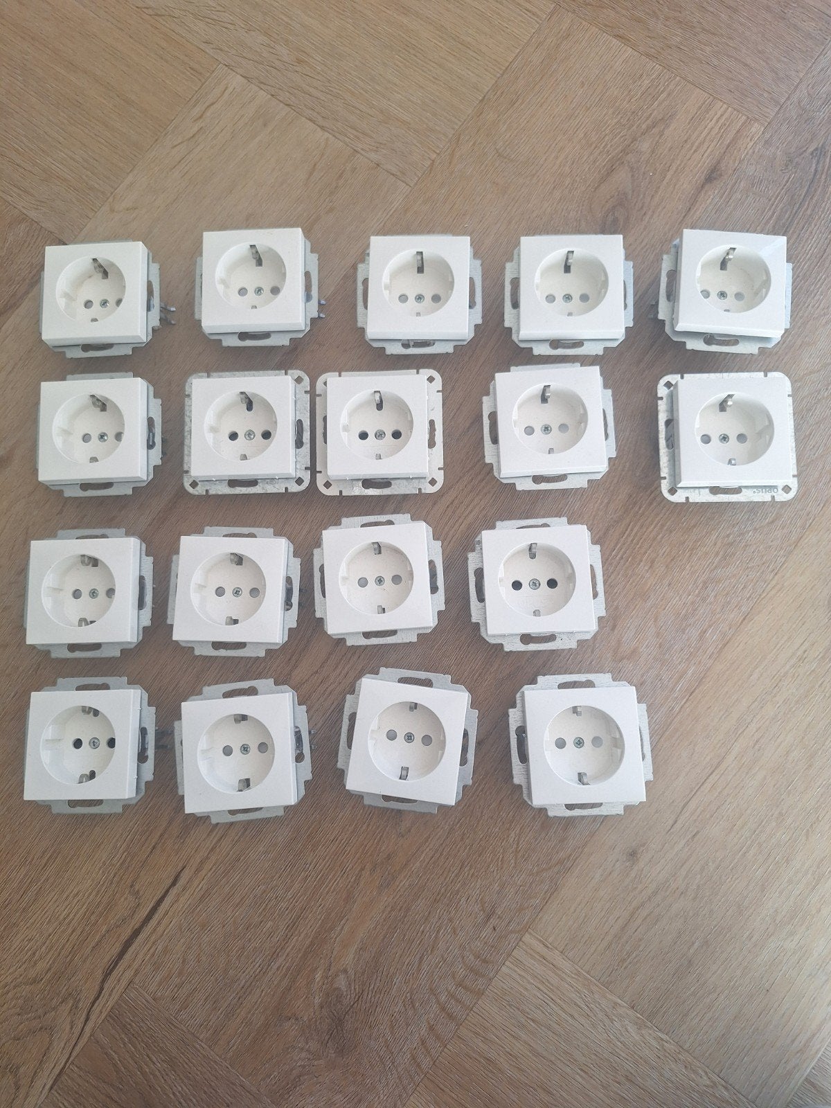 Complete set nieuwe Opus stopcontacten/schakelaar+afdekramen, Doe-het-zelf en Verbouw, Elektra en Kabels, Ophalen of Verzenden
