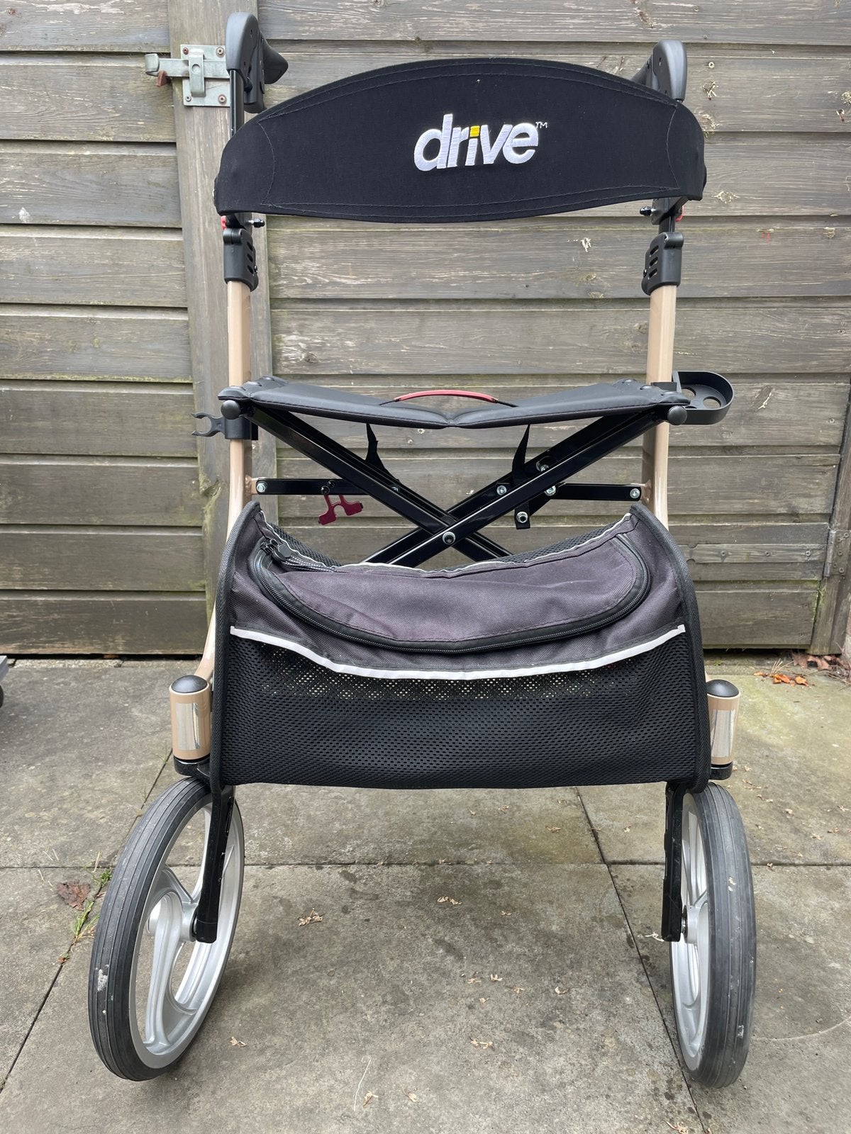 NITRO M ROLLATOR DRIVE  3 1/2 maand gebruikt, Diversen, Rollators, Ophalen, Lichtgewicht, Zo goed als nieuw