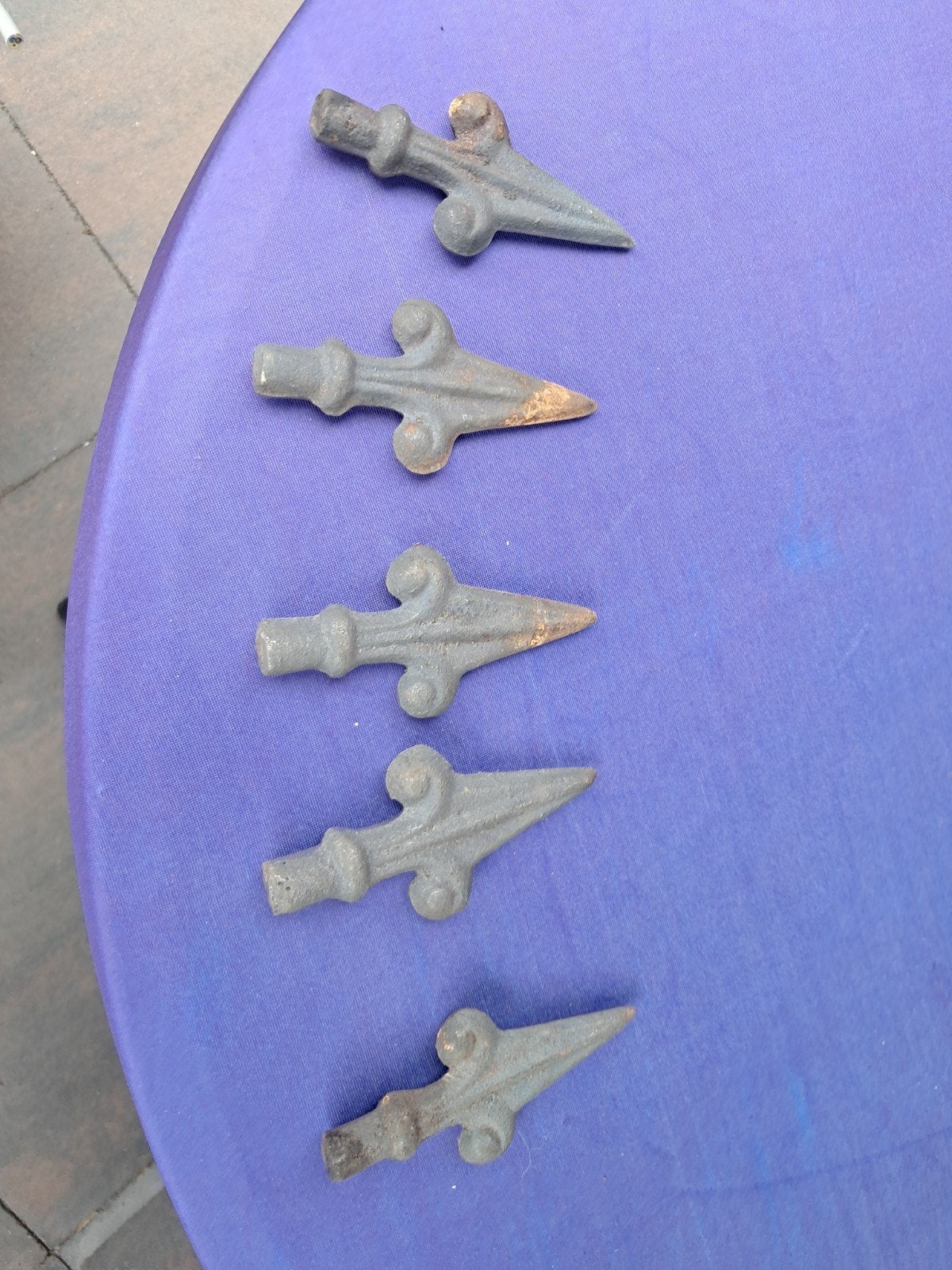 Hekpunten 100 stuks.    Fleur de Lis bezonder mooi 8 cm hoog, Ophalen, 250 mm of meer