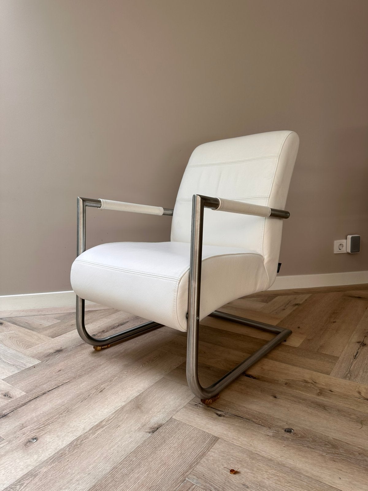 Wit lederen fauteuil van het merk Henders & Hazel., Huis en Inrichting, Fauteuils, Zo goed als nieuw, Leer, Metaal, 50 tot 75 cm