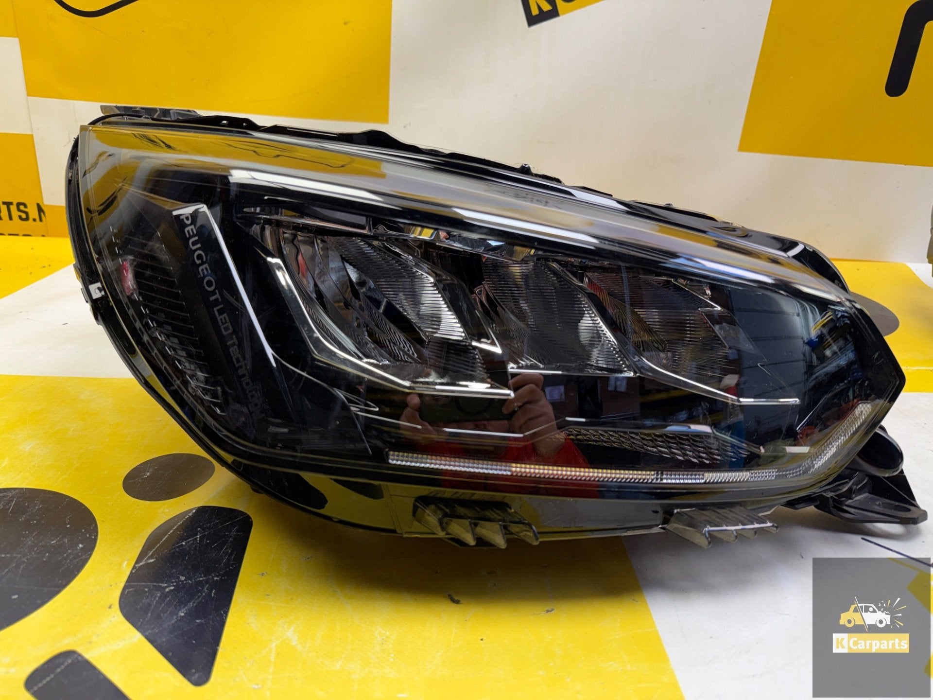 Koplamp PEUGEOT Rechts 208 FACELIFT II 2 2008 II 2 LED 19-20, Taurusavenue 1
2132 LS  Hoofddorp, NL, Gebruikt, Contact.group@renault.com