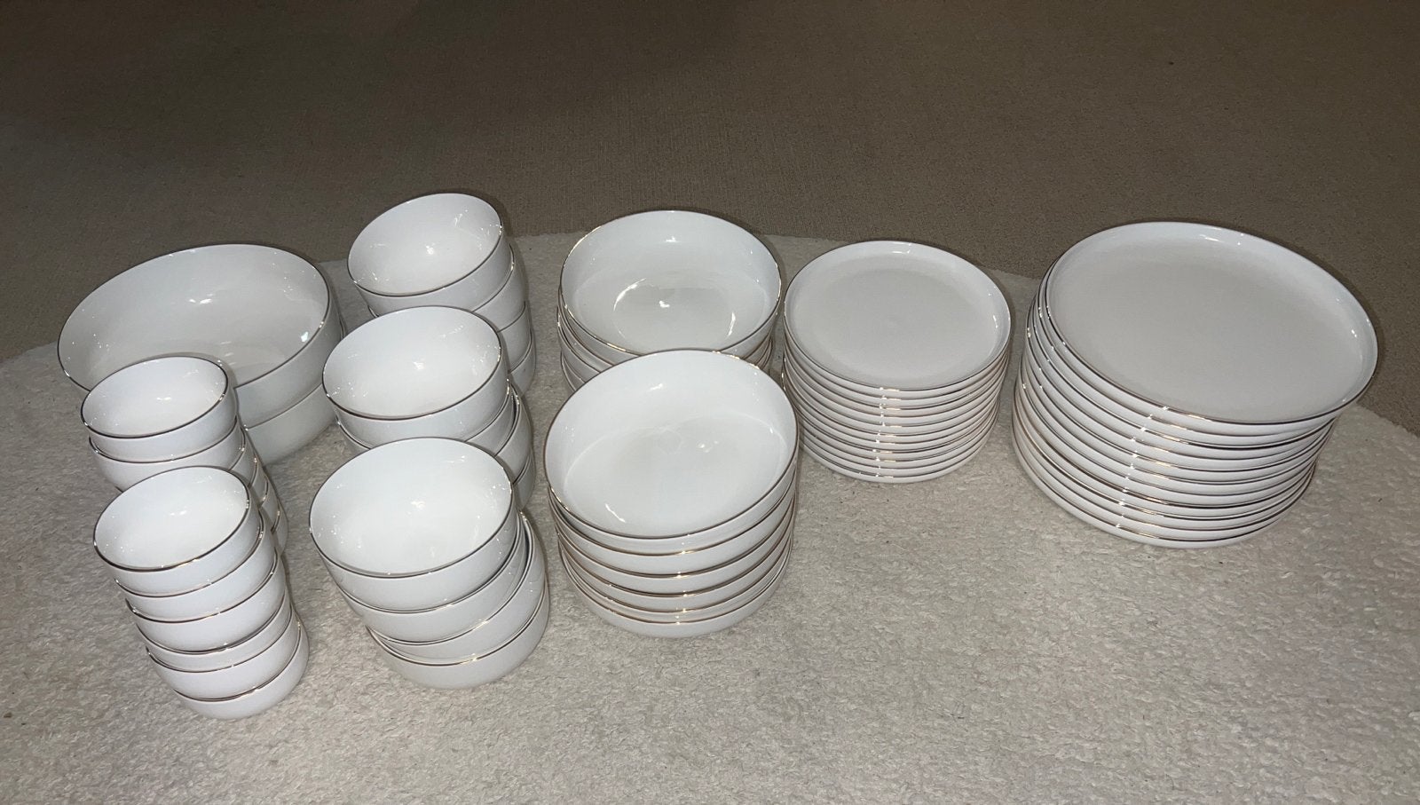 Serviesset creme met gouden rand-12persoons+2 schalen, Huis en Inrichting, Ophalen, Nieuw, Modern, Porselein