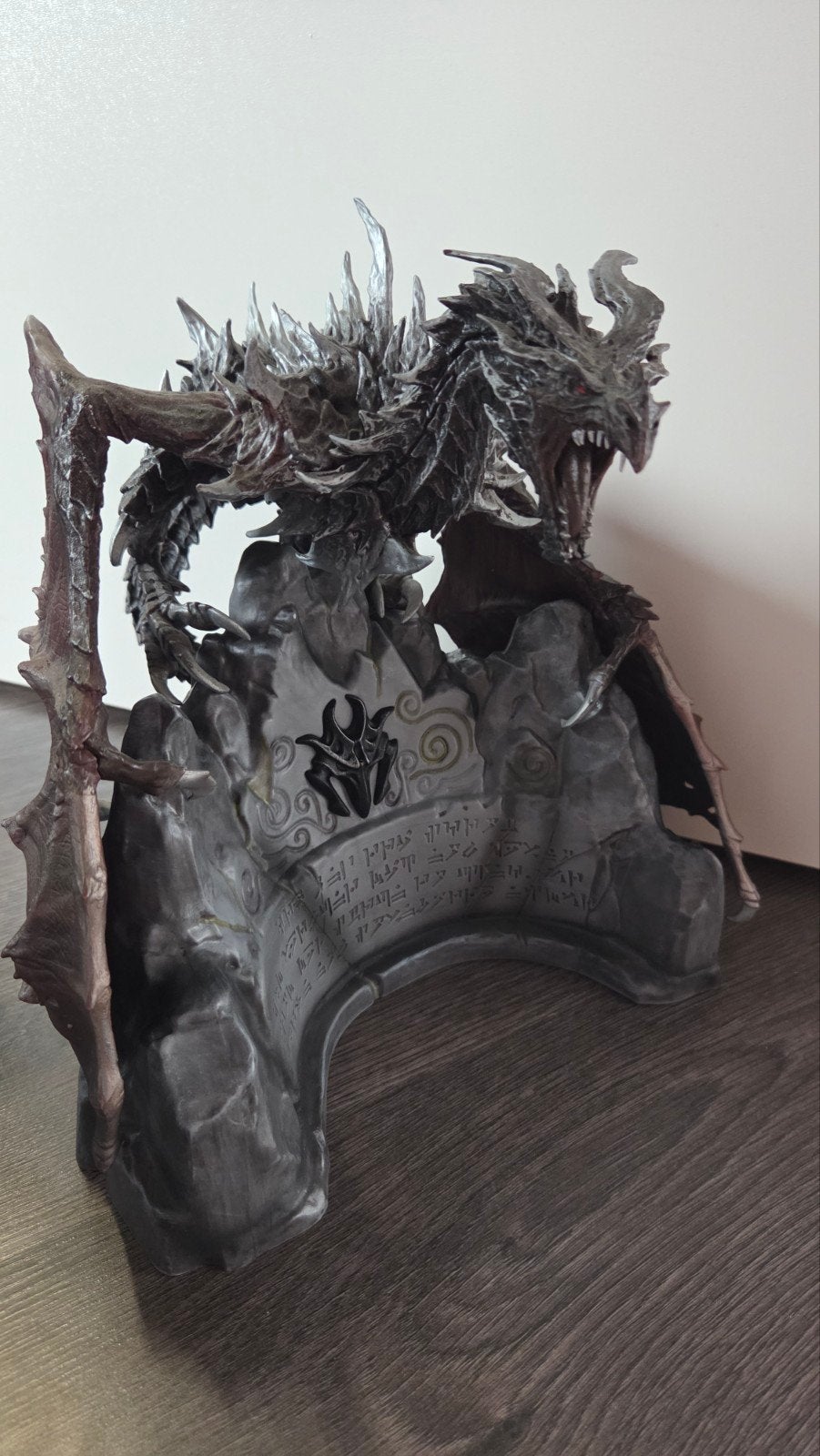 Skyrim Alduin Draak Standbeeld - Beschadigde Rots, Verzamelen, Beelden en Beeldjes, Ophalen of Verzenden, Gebruikt, Fantasy