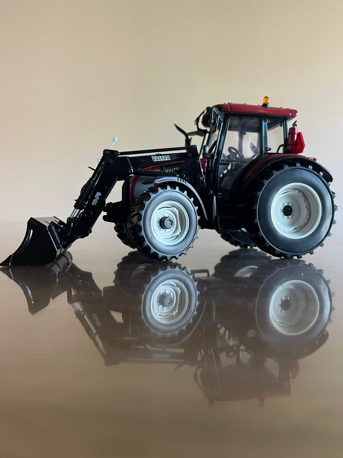 Valtra C serie tractor Rood met voorlader UH, Ophalen of Verzenden, Zo goed als nieuw, Tractor of Landbouw, Universal Hobbies