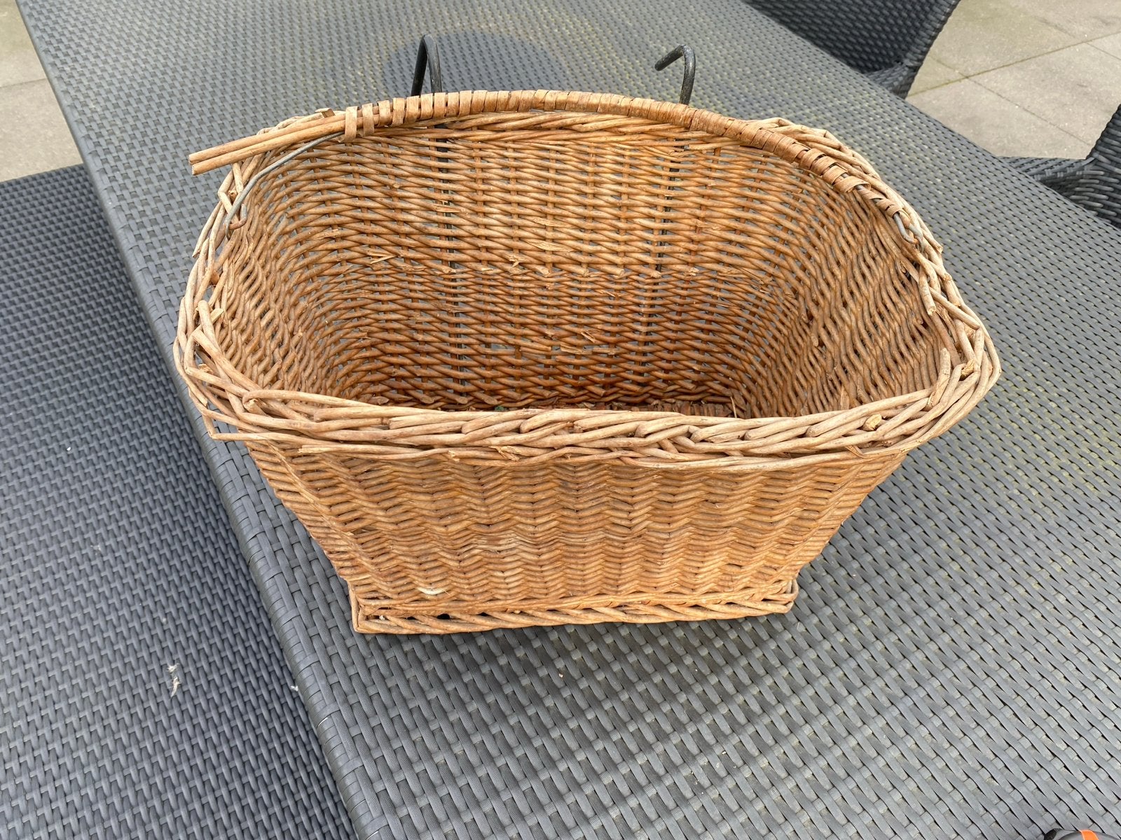 Vintage rieten fietsmand met stuurbevestiging, Ophalen, Gebruikt, Fietsmand, Stuurbevestiging