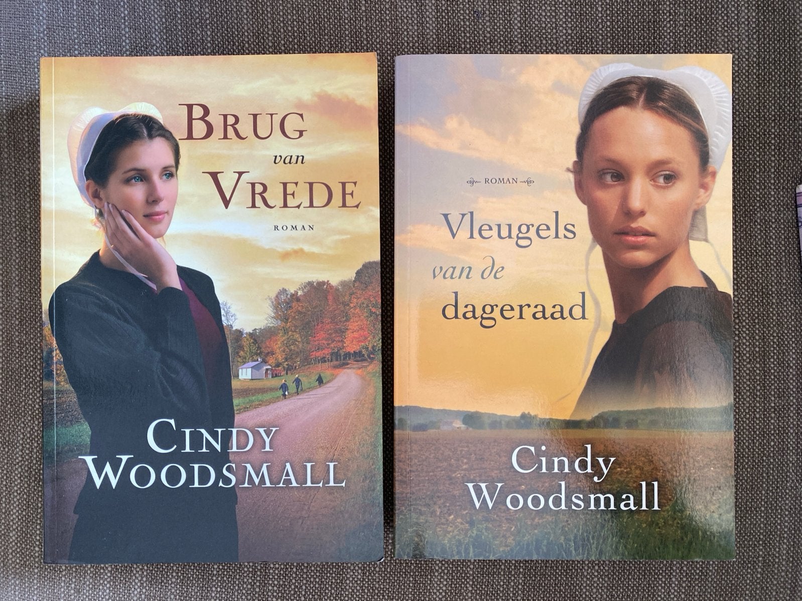 Cindy Woodsmall - Brug van Vrede & Vleugels van de Dageraad, Boeken, Romans, Ophalen of Verzenden, Zo goed als nieuw, Amerika