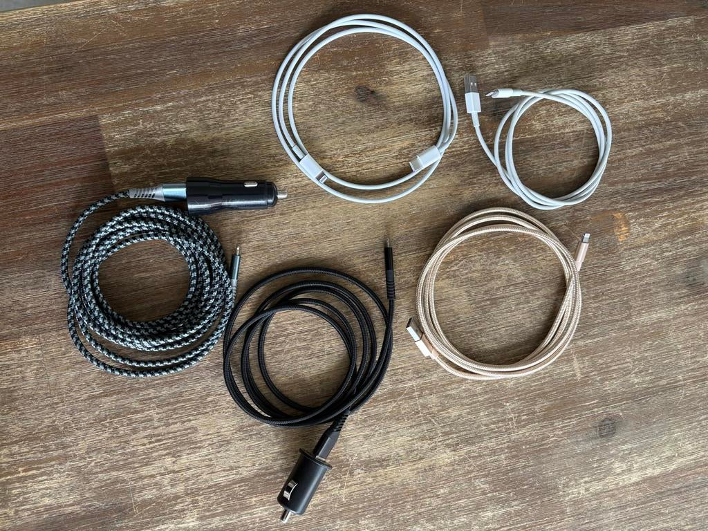 Verschillende oplaadkabels en 12 volt stekkers, Ophalen of Verzenden, Gebruikt, Snoer of kabel, Apple iPhone