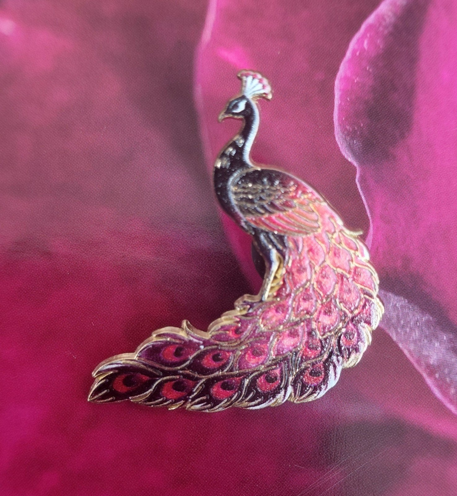 Prachtige Pauw Broche - Rood zwart en Goudkleurig, Overige materialen, 4 tot 7 cm, Verzenden, Zo goed als nieuw