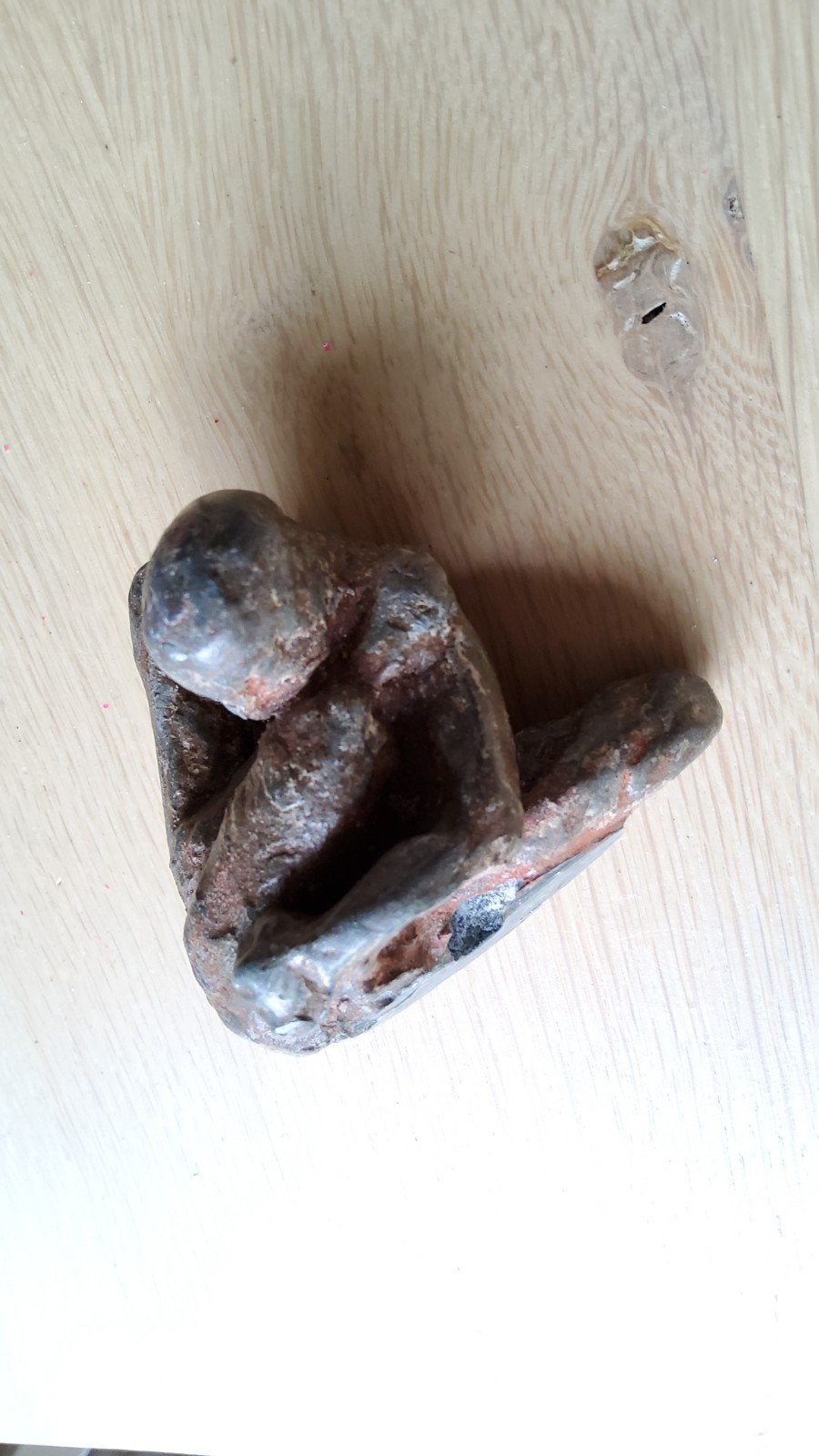 Gesigneerd sculptuur zittend beeldje ruw ijzer brons Tuubman, Ophalen of Verzenden