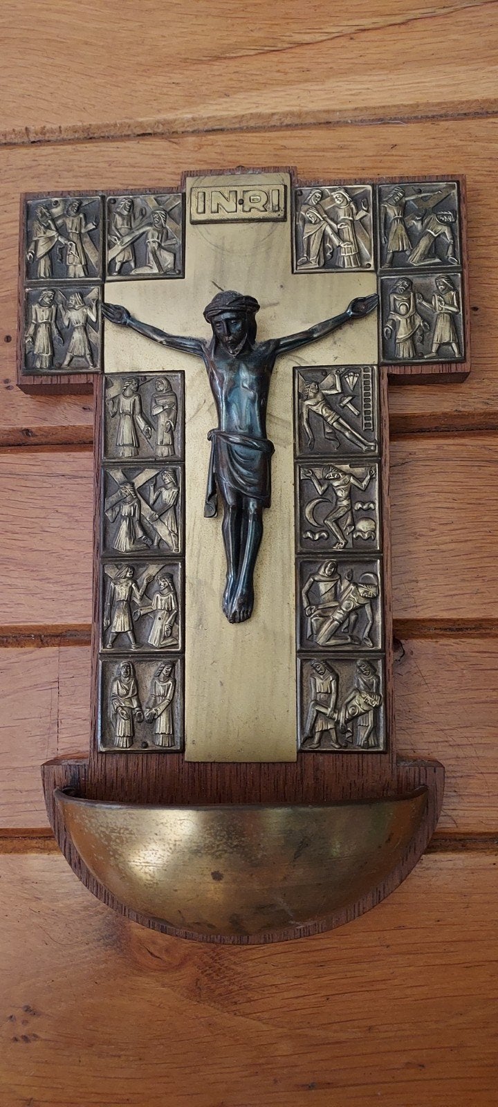 wandcrucifix met een wijwaterbakje, Ophalen of Verzenden