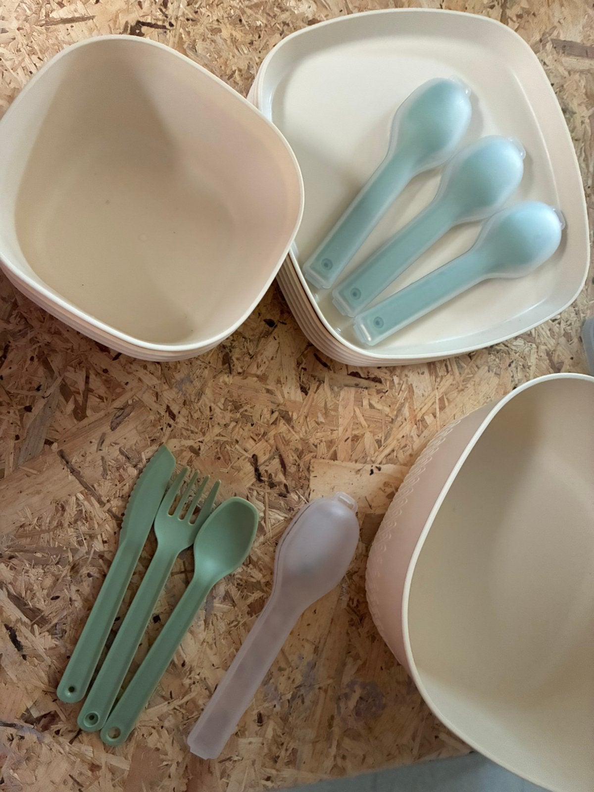 Camping servies beige/creme, Caravans en Kamperen, Kampeeraccessoires, Ophalen of Verzenden, Zo goed als nieuw