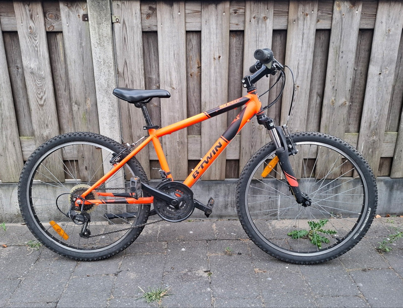 B'Twin Mountainbike 24 inch - Oranje/Zwart, Fietsen en Brommers, Velgrem, Versnellingen, Ophalen, Overige merken