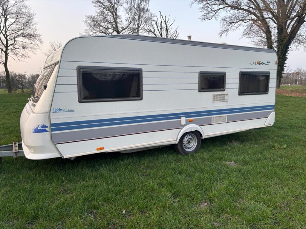 Hobby 560 exclusive caravan netjes onderhouden, Caravans en Kamperen, Caravans, Particulier, tot en met 4, 1000 - 1250 kg, Rondzit