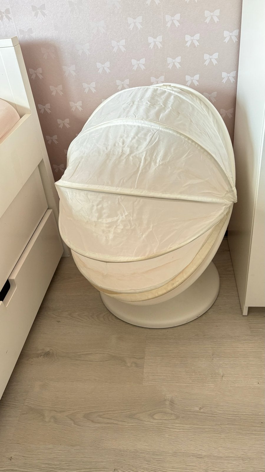 IKEA LOMSK Draaistoel - Wit met rood zitkussen, Kinderen en Baby's, Ophalen of Verzenden, Gebruikt, Stoel