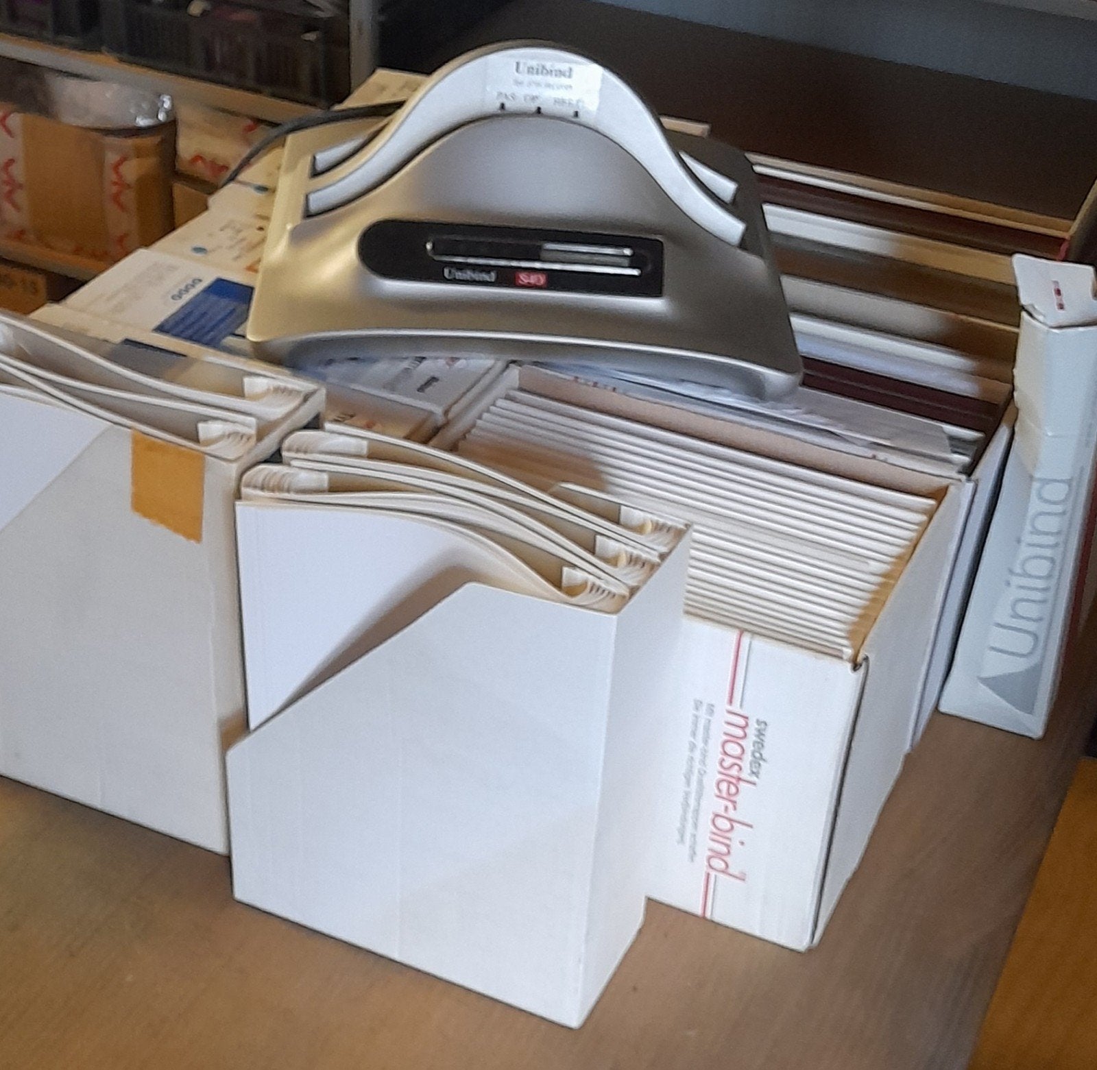 Unibind S40 inbindmachine + partij inbindmappen (Maste, Ophalen, Gebruikt