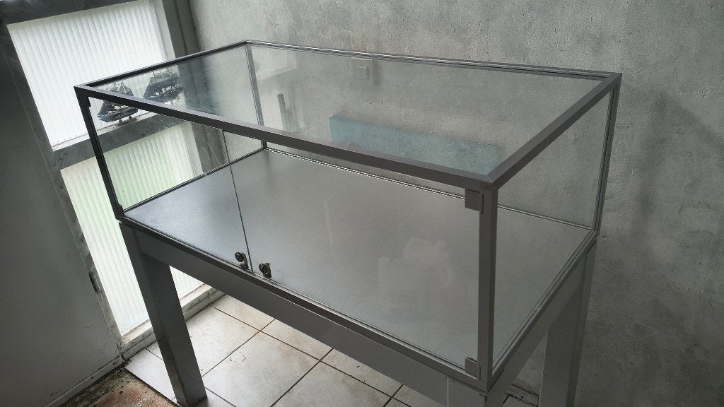 Grote vitrine, Ophalen, 100 tot 150 cm, 100 tot 150 cm, Zo goed als nieuw
