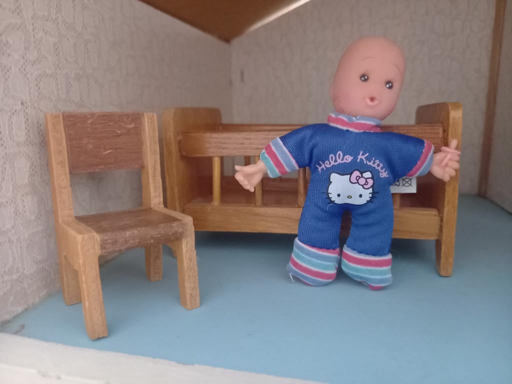 Hello Kitty poppenhuis popje, Ophalen of Verzenden, Zo goed als nieuw, Poppenhuis