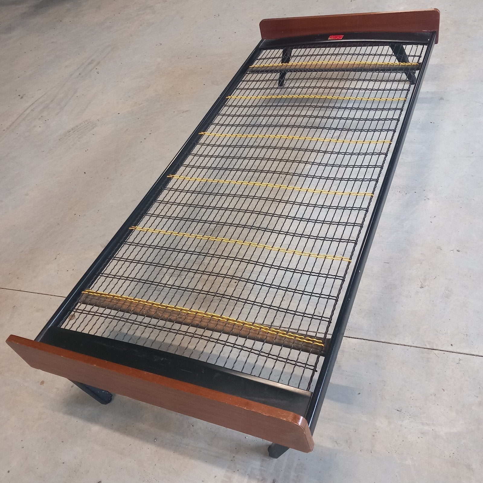Vintage bed met houten details, Ophalen