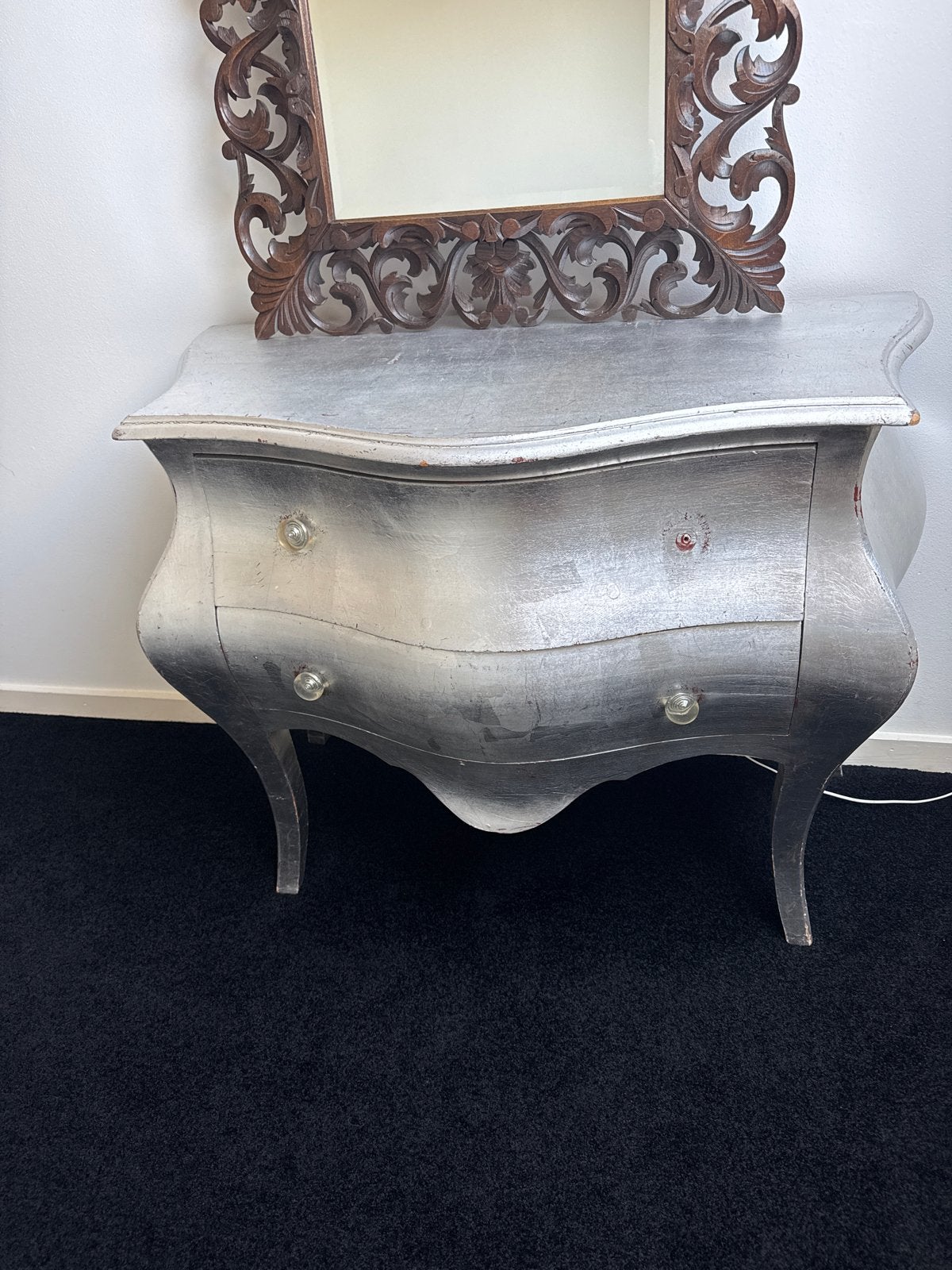 Zilverkleurige commode, Ophalen