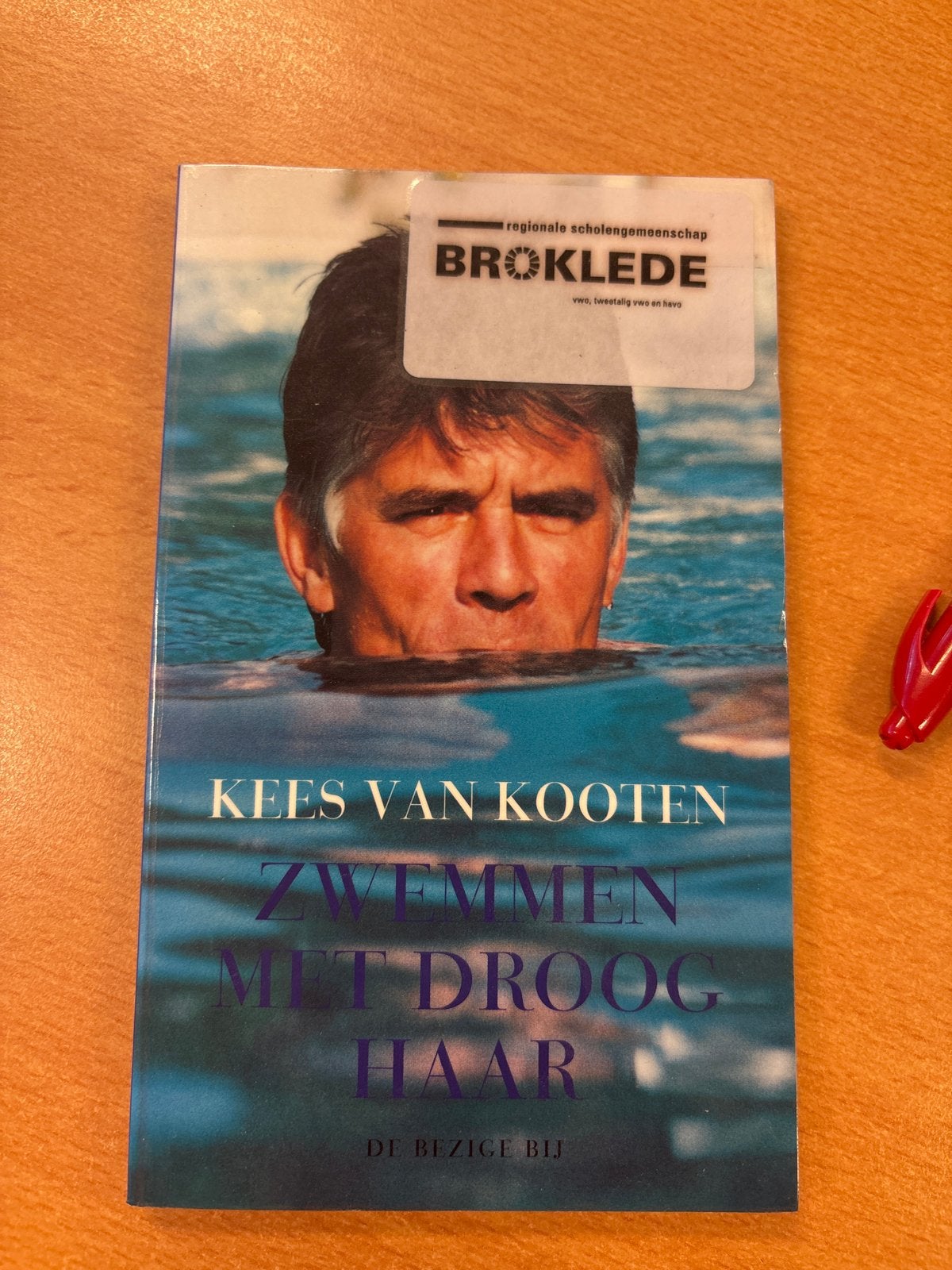 Zwemmen met droog haar - Kees van Kooten (ex-schoolboek), Boeken, Ophalen of Verzenden, Gelezen, Nederland