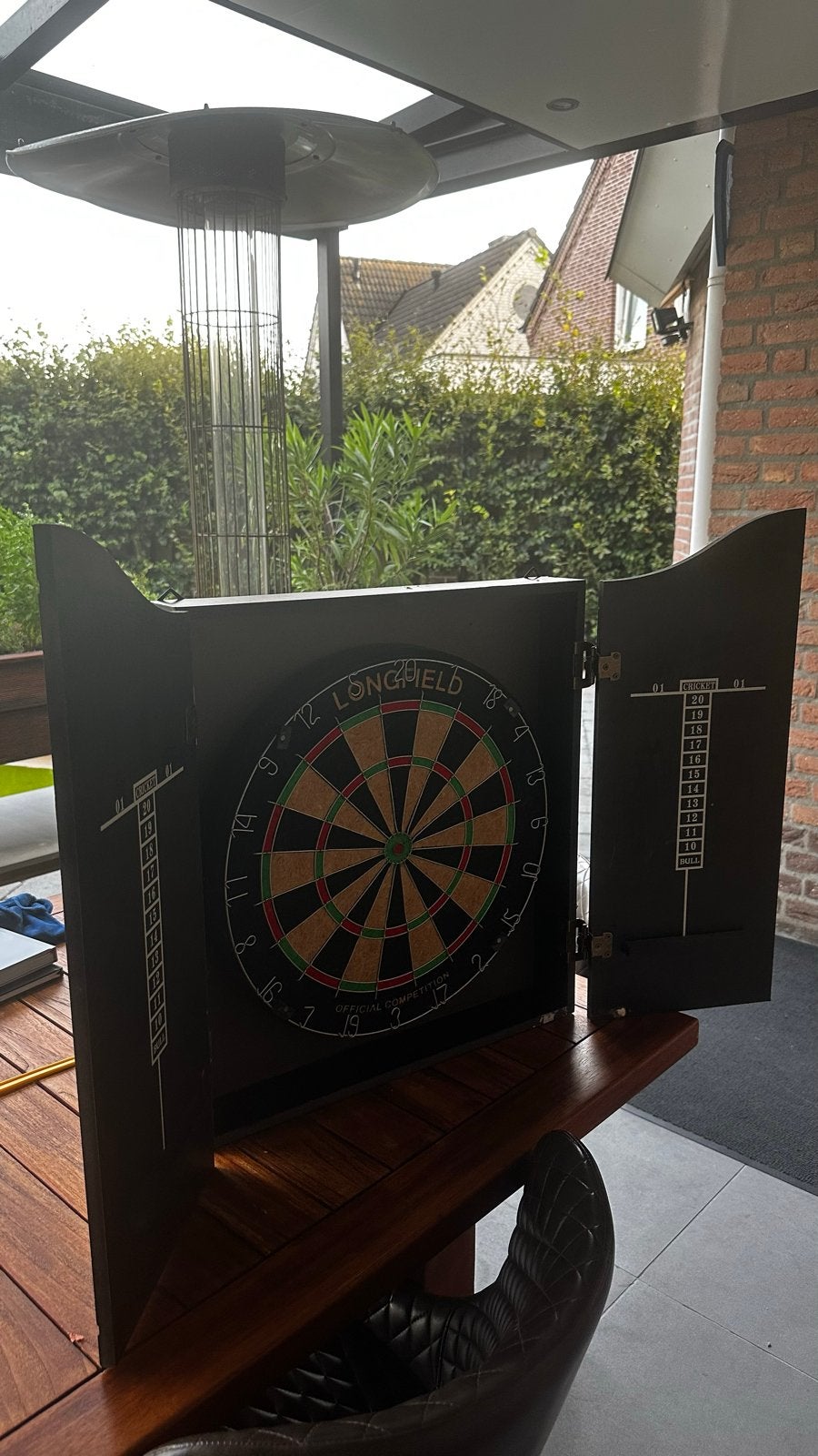 Dartbord in kast - Longfield Kings Head Pub & Lodging, Sport en Fitness, Darts, Ophalen of Verzenden, Gebruikt, Dartbord
